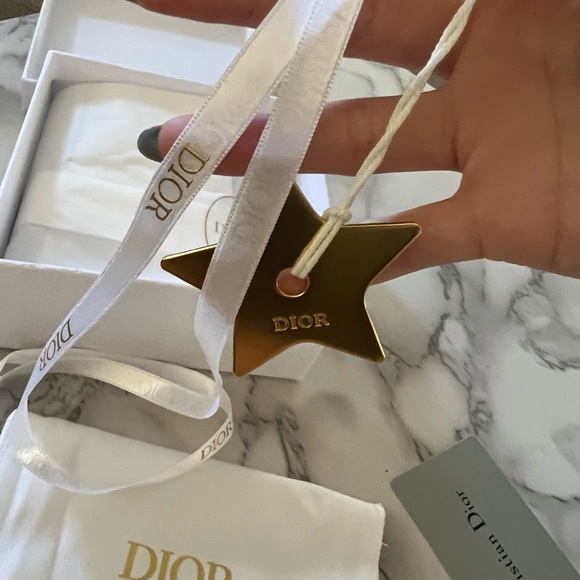 Small Dior box w/ Dior paper, dust bag, ribbon, star & cert. of quality card - Picture 5 of 7